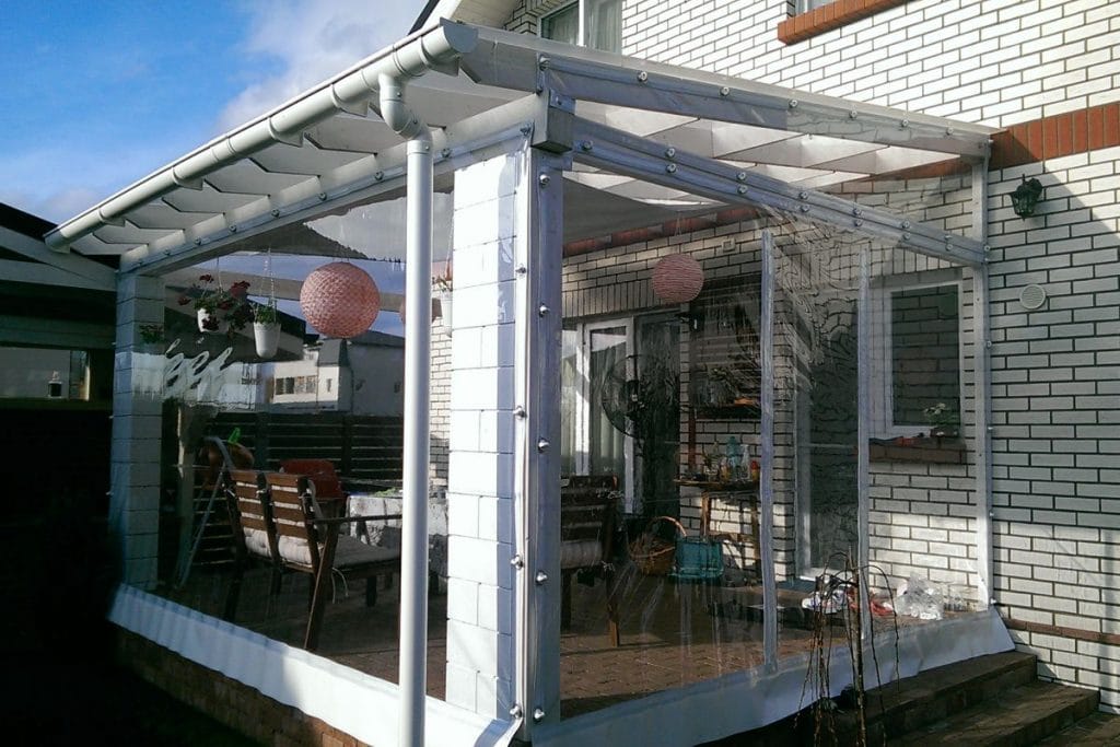 solutii mobile pentru inchiderea terasei - folie transparenta cu capse si bride