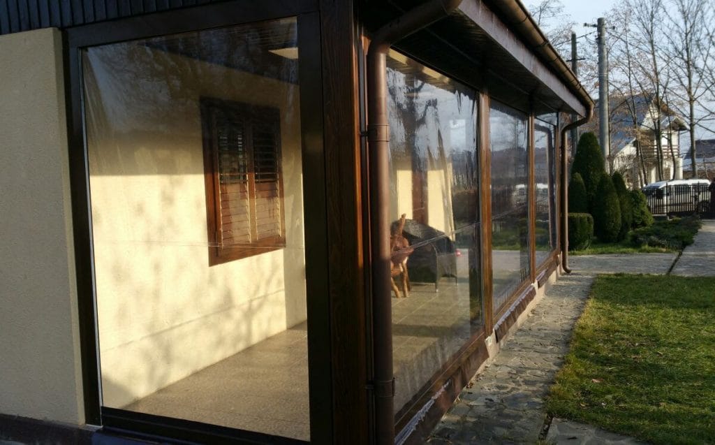 solutii mobile pentru inchiderea terasei -rulou transparent casetat