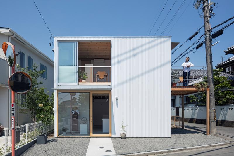 Casa pe cadre de lemn japonia exterior living etaj si intrare magazin
