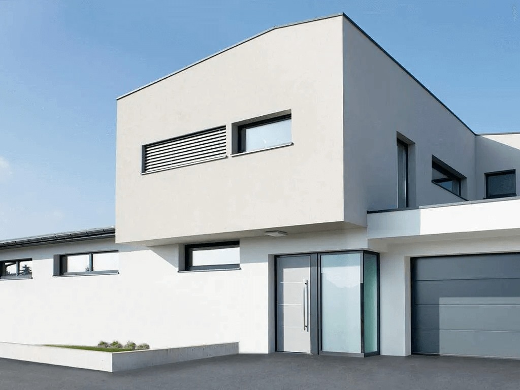 Cum alegi corect ușa de exterior și ferestrele pentru o casă eficientă energetic